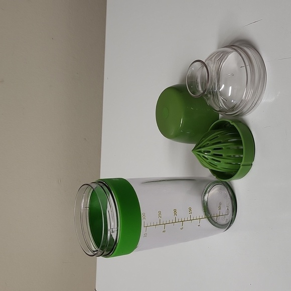 2 IN 1 Kitchendao Salad dressing shaker container with citrus Juicer 10oz - Picture 3 of 10